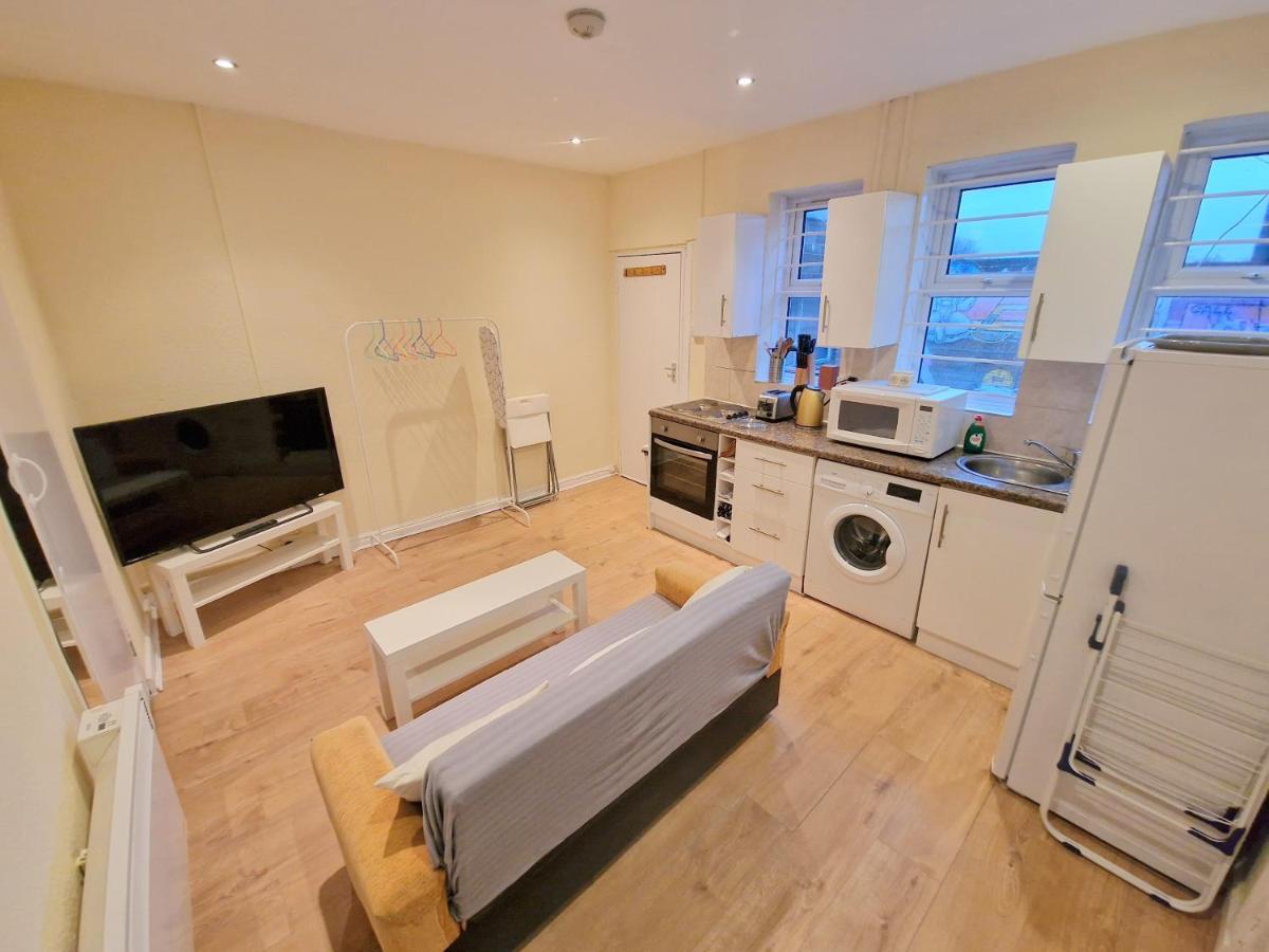 Super Studio With Two Bedrooms - Five Minutes From The Station! Лондон Экстерьер фото