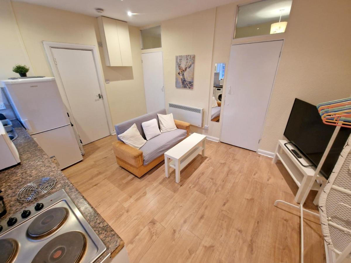 Super Studio With Two Bedrooms - Five Minutes From The Station! Лондон Экстерьер фото