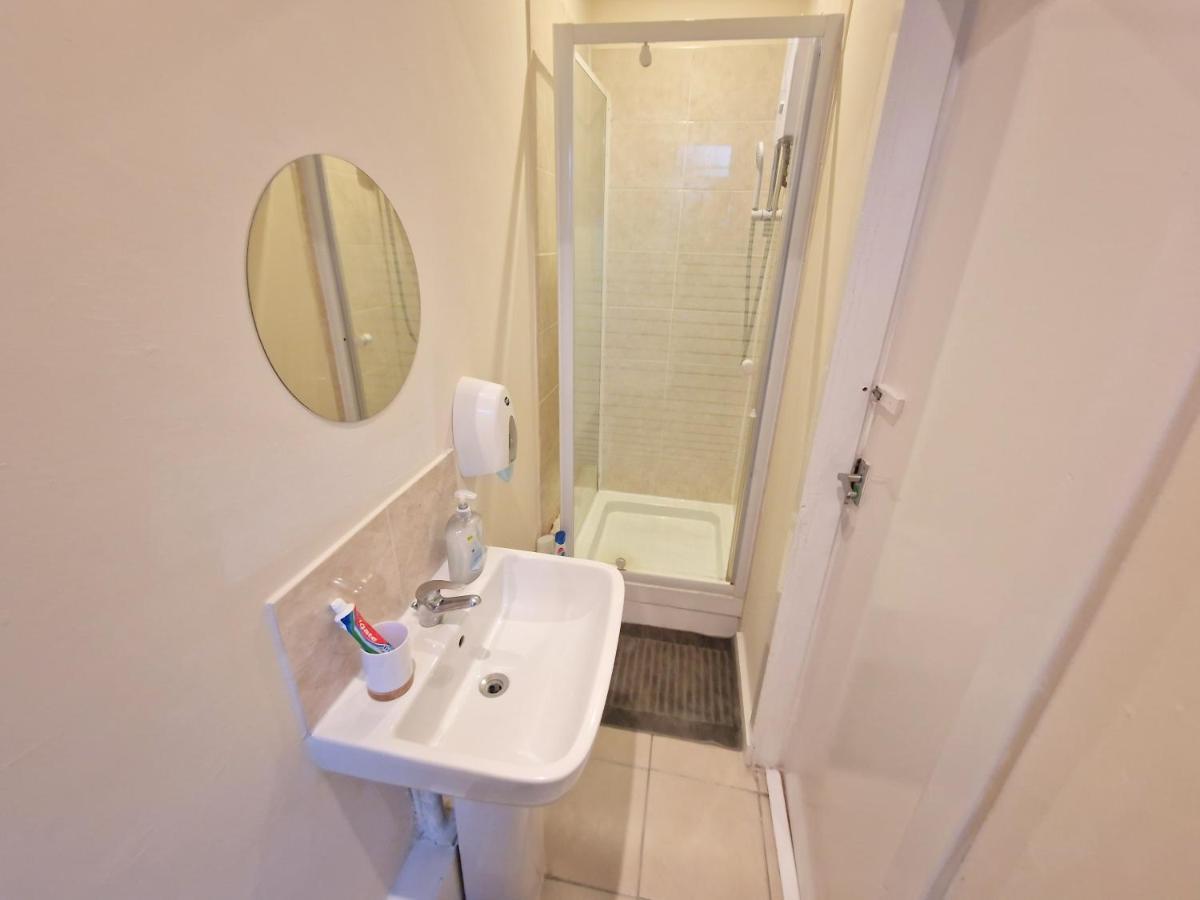 Super Studio With Two Bedrooms - Five Minutes From The Station! Лондон Экстерьер фото